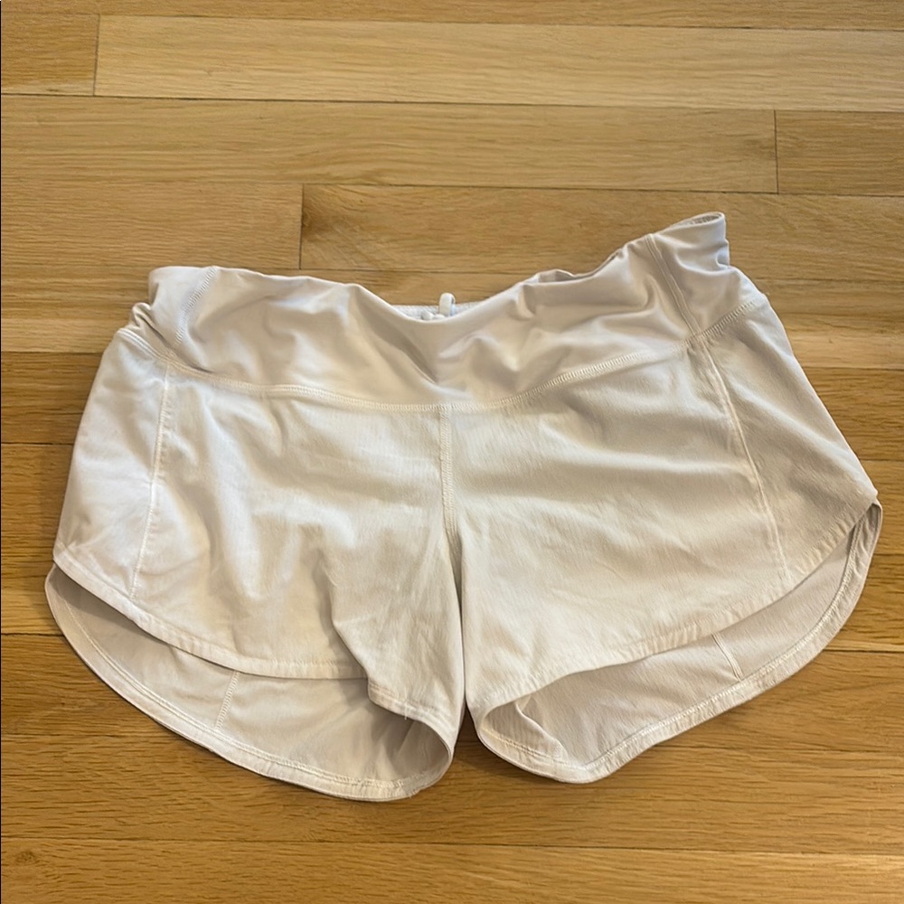 Lululemon White Speed Up shorts 4 inches, size 6